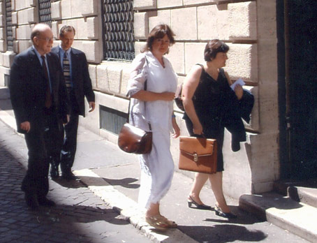 Lyndon LaRouche accompagnato dalla moglie Helga e dal presidente del Movimento Solidarietà Liliana Gorini all'entrata del Senato il 5 giugno